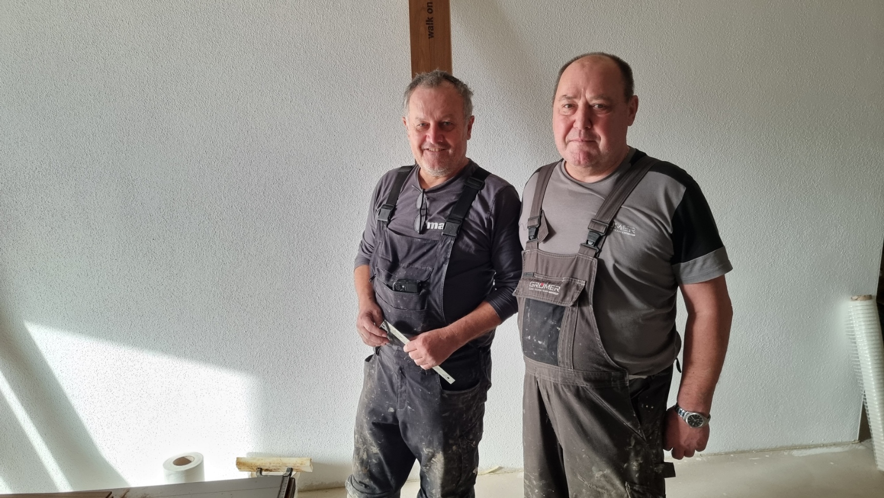 Rudi und Peter verlegen den Holzboden.