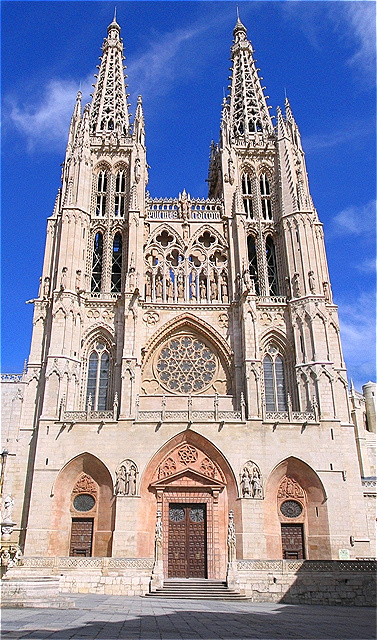 Die Westfassade mit vollendeten und identischen jeweils 88 Meter hohen Türmen