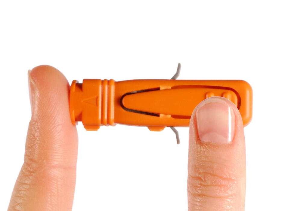 Z lanceto sedaj pritisnite na blazinico prsta in jo aktivirajte s tipko ob strani.