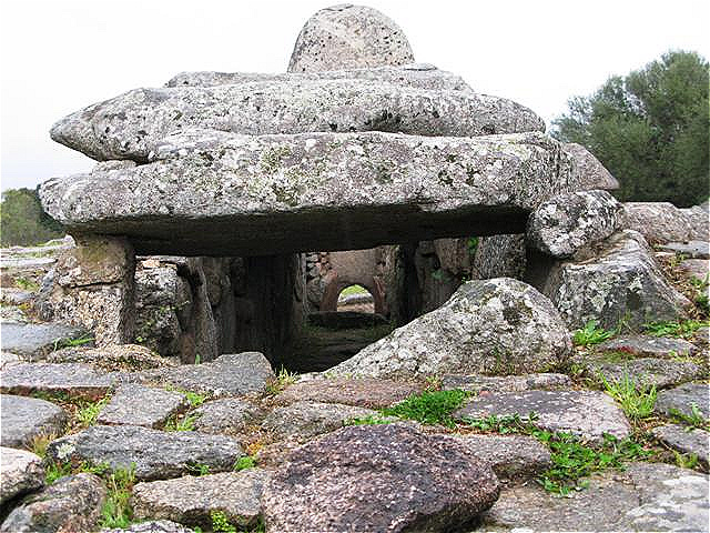 Hinteransicht - die zehn Meter lange Kammer des Monuments stammt aus der bronzezeitlichen Bonnanaro-Kultur (1800–1500 v. Chr.)