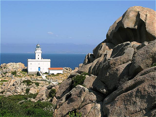 Der Leuchtturm mit Korsika im Hintergrund