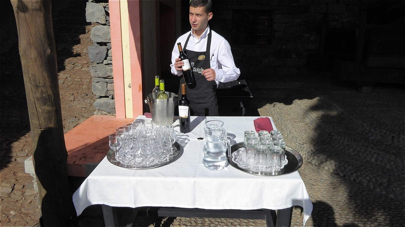 Landestypischer Wein wird zur Verkostung angeboten !