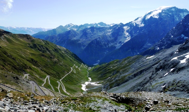 Serpentinen auf das Stilfser Joch. Die etwa 50 km lange Straße wurde von 1820 bis 1826 vom österreichischen Kaiserreich unter der Leitung von Carlo Donegani gebaut, um die Lombardei mit dem Kaiserreich Österreich zu verbinden