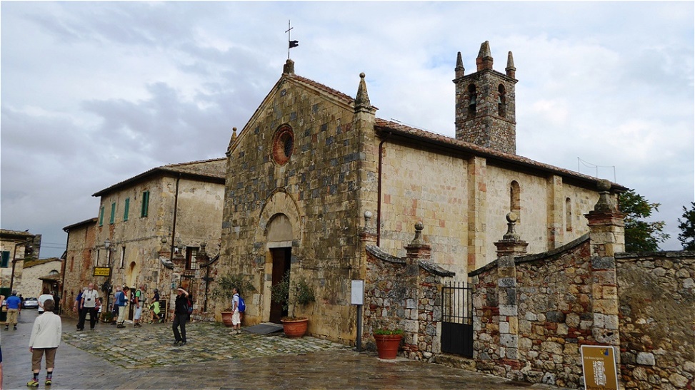 Die Kirche Santa Maria Assunta an der Piazza Roma