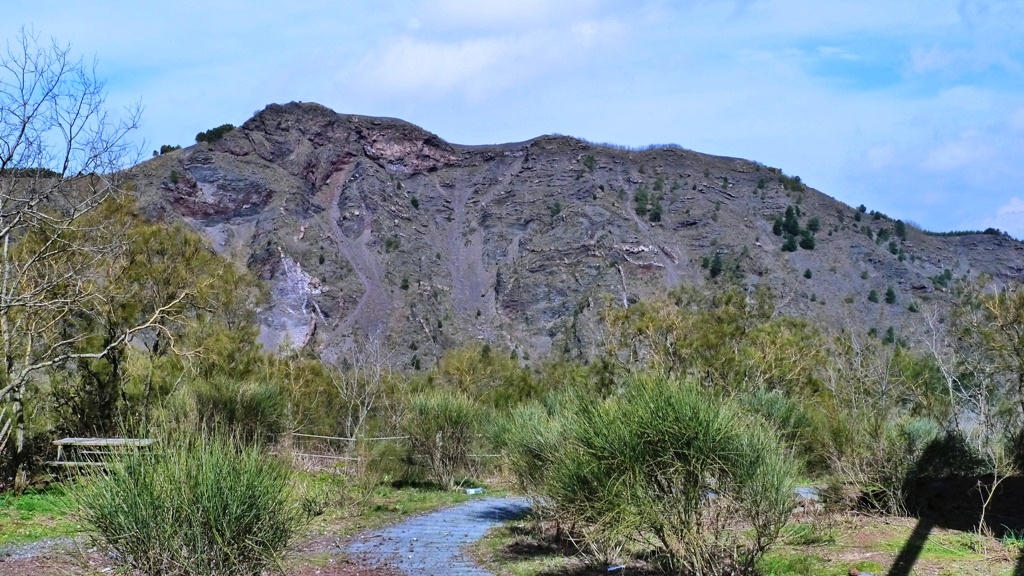 Der Kraterrand des alten Vulkanes "Monte Somma"