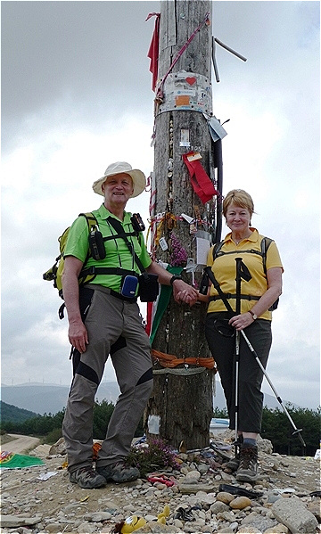 Auf dem Steinhügel am Fuße des Eisenkreuzes. Tausende Jahre reicht hier die Tradition des "Steineaufschichtens" schon zurück