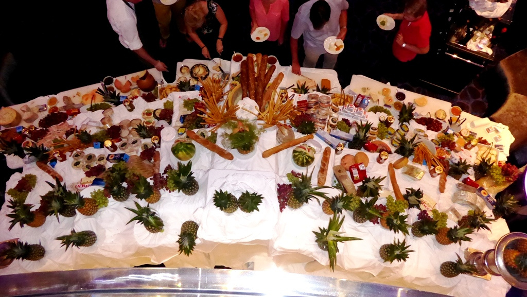 Blick von oben auf das Käsebuffet !