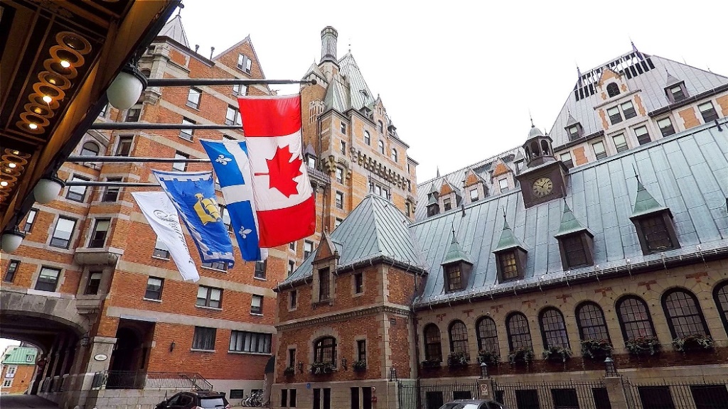 Am Eingang ins Hotel