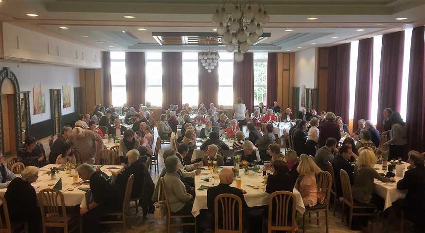 Der große Saal war voll.