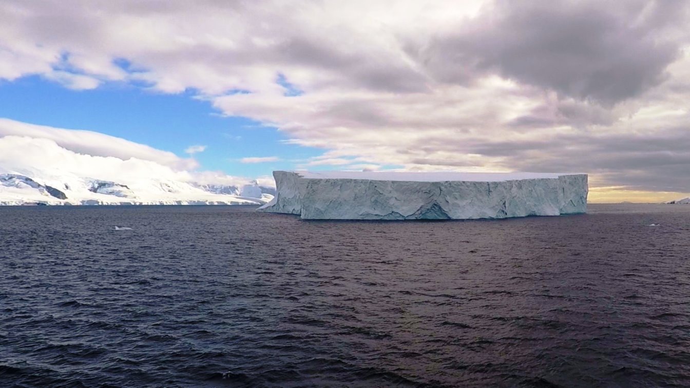 Ein riesiger Tafeleisberg taucht auf