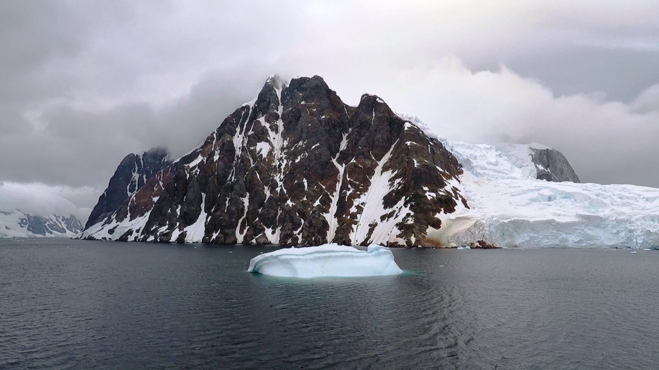 Die umgebenden Berge erheben sich bis 1.000 Meter Höhe