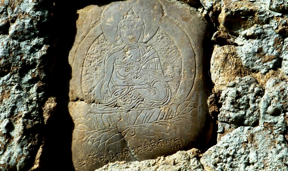Manistein
Ein Manistein (tib. rdo ma ni) ist ein mit heiligen Texten oder traditionellen Gebetsformeln - häufig dem „Om mani padme hum“ - gravierter oder beschrifteter Stein