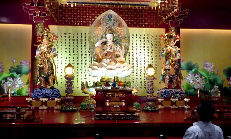 Andacht vor einem Altar