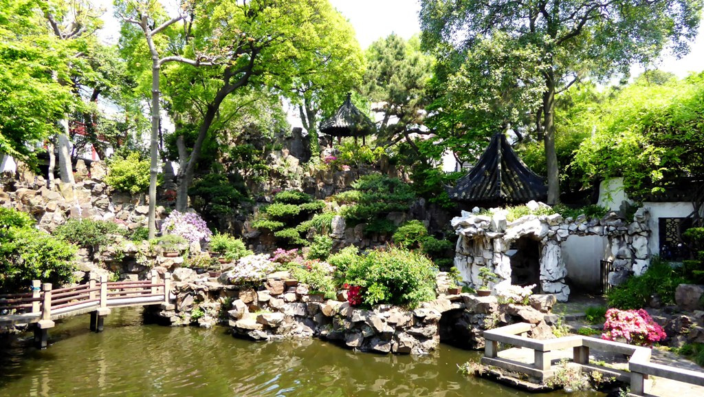 Der Yu-Garten wurde 1559 von Pān Yǔnduān, einem hohen Beamten der Ming-Dynastie, als Privatgarten für seine Eltern in einem Gelände von zwei Hektar erbaut.
Türmchen, kleine Pavillons und künstliche Felsen, die sich im Wasser der Teiche und Seen spiegeln, schaffen die Illusion von Weite. Blumen, Sträucher und Bäume sind in einer festgelegten Ordnung gepflanzt.