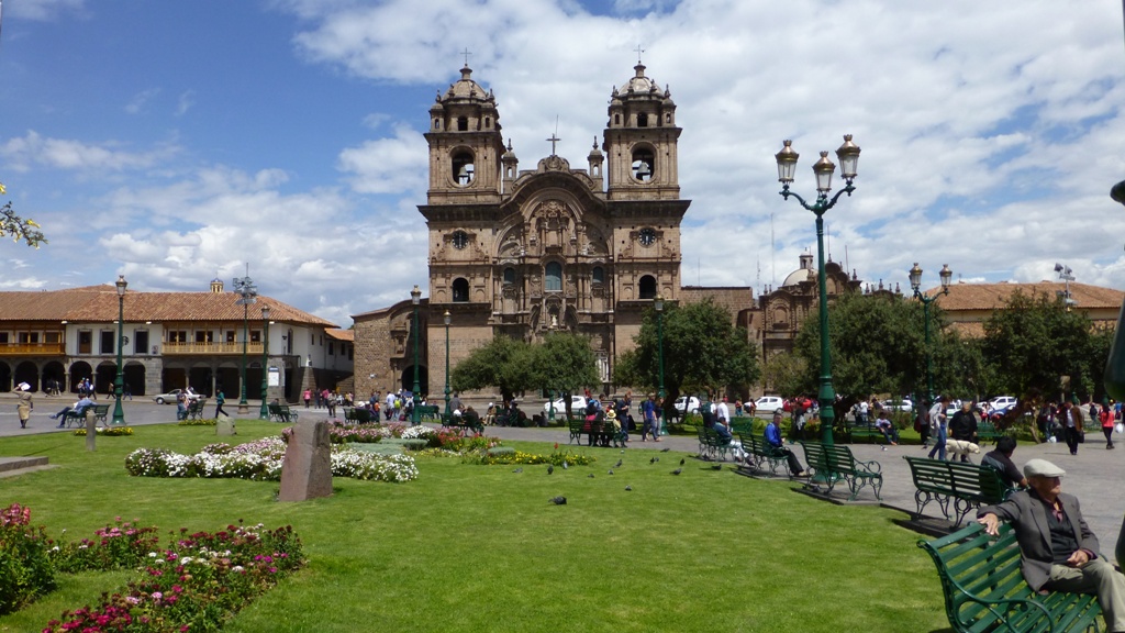 Cusco, La Compania an der Plaza de Armas
Im Südosten der Plaza erhebt sich die prachtvolle Barockfassade der 1571 von Jesuiten erbauten Iglesia La Companía. Nach ihrem Zusammensturz beim großen Erdbeben von 1650 bauten die Jesuiten hier diese großartigste Kirche