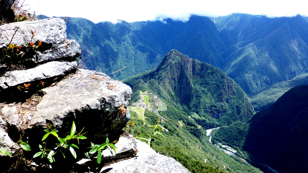 Über Steinstufen geht es steil aufwärts
Atemberaubender Tiefblick