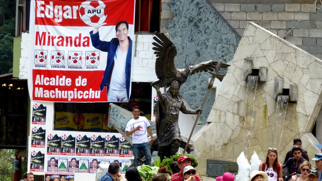 In Aguas Calientes - Inkaherrscher Pachacutec
Werbung für die Bürgermeisterwahl - neben dem Denkmal des berühmtesten Inkaherrschers Pachacutec . Im Laufe seiner Regierungszeit machte er sich einen Namen als einer der tapfersten, kriegerischsten und weisesten Inka-Herrscher