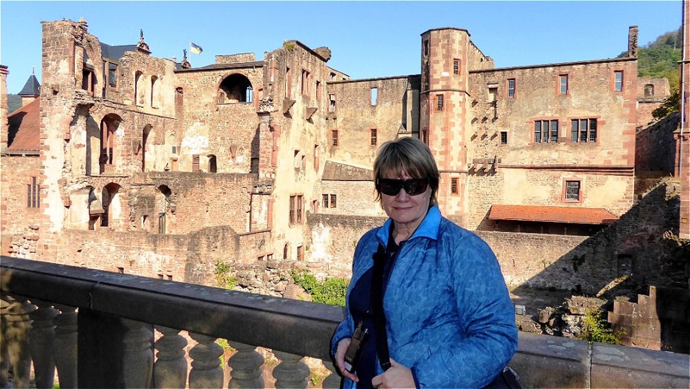 Vor der zerstörten Westfassade