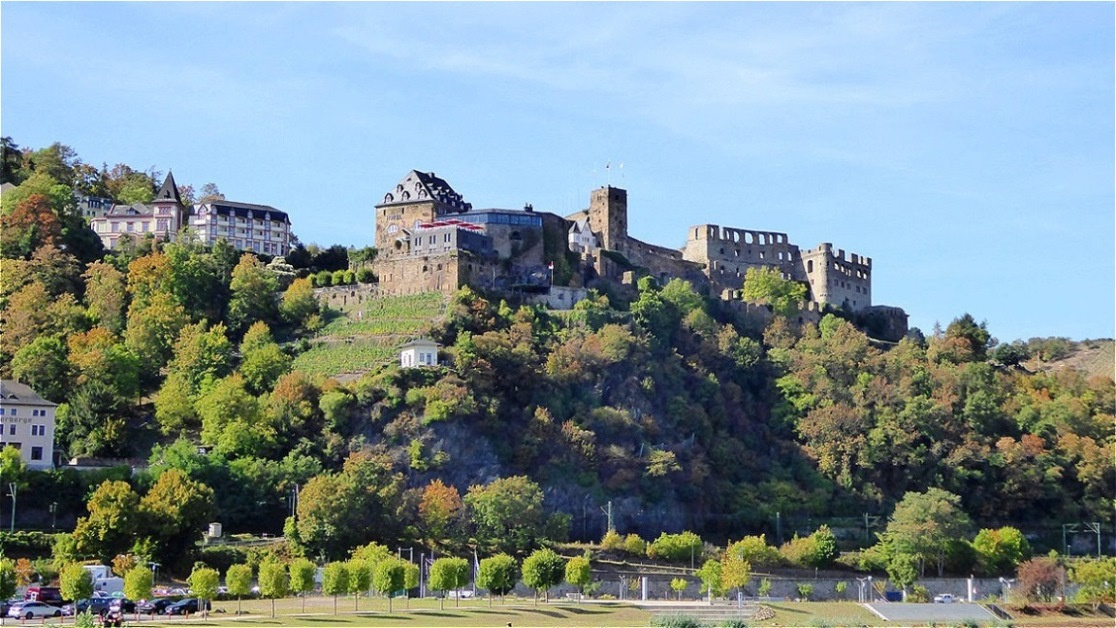 Die Burgruine Rheinfels liegt auf einem Felshügel in 115 Metern Höhe oberhalb des Gündelbachtals und der Stadt St. Goar.
