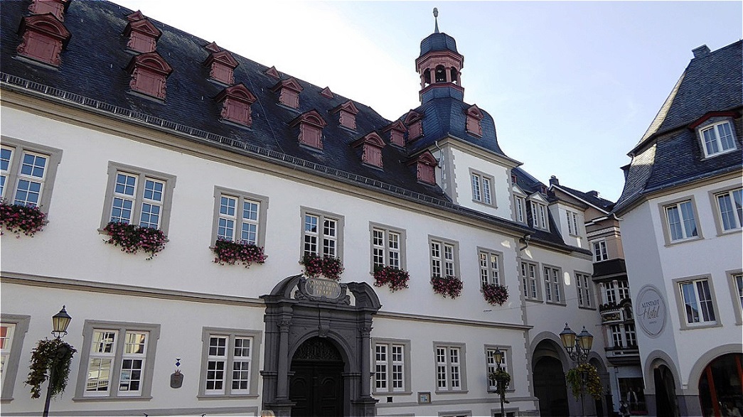 Das schlossartige Jesuitengymnasium mit seinen Türmen und prächtigen Portalen auf der Südseite des Platzes entstand 1694-1701
