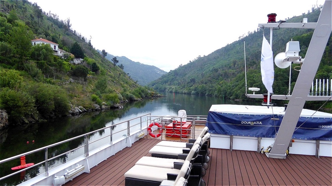 Der Douro zwängt sich durch ein enges Tal