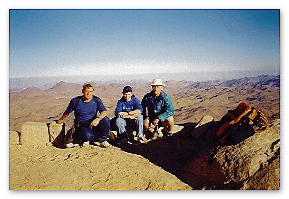 Berg Sinai ((Gebel Musa) 2.285 m 
Von links: Vater Wolfgang Mangelberger, Patrick und HS-Direktor Adolf Falb