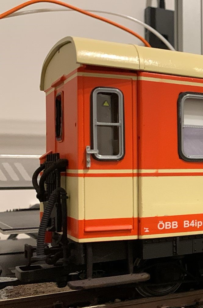 B4 LGB Tueradapter LiRe
Passend für alle B4 Waggon von LGB 3062, LGB 3064, LGB 33625,