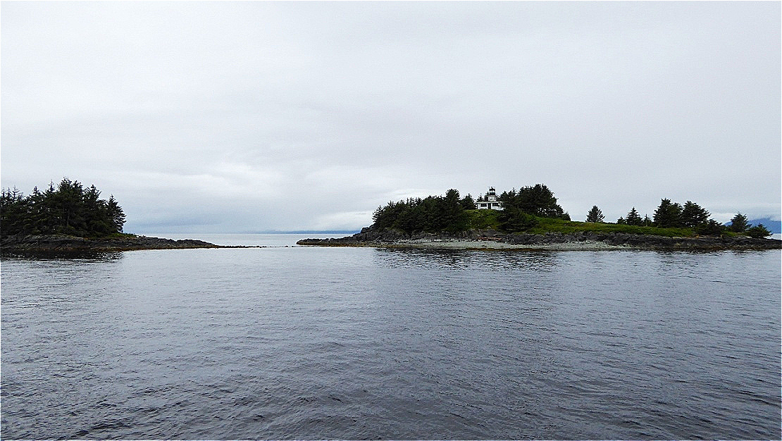 Leuchtturm auf einer vorgelagerten Insel