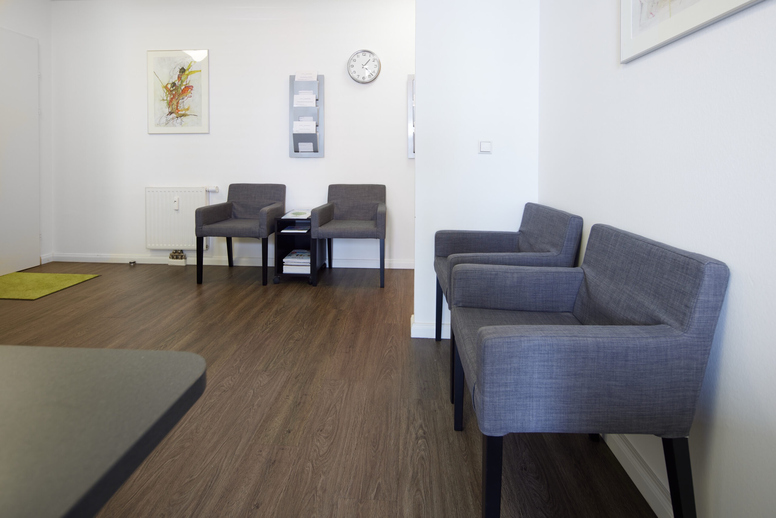 ein Mann und eine Frau, die nebeneinander stehen