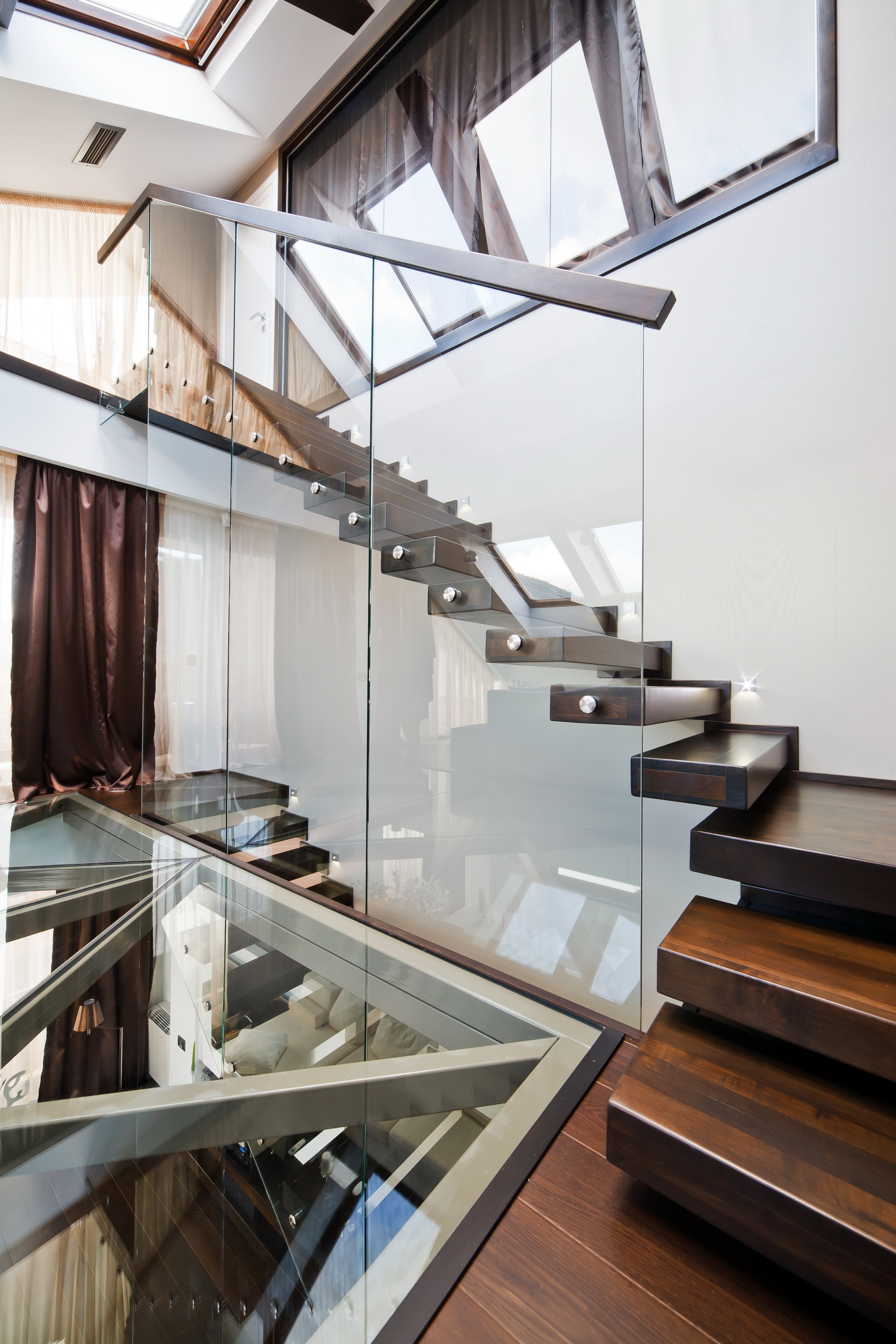 https://0501.nccdn.net/4_2/000/000/00d/f43/cosmindragomir_cetatuiabv_loft_xl_003.jpg