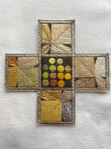 Croix textile avec motifs de raisins et de feuilles de vigne