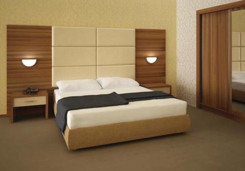 Zimmer Eisenach 
Kopfpanel Polsterung 350 x 180 cm
2 x Bett 90 x 200 cm
2 x Nachttisch
1 x Spiegel Garderobe mit 2 Haken 140 x 70 cm
1 x Couchtisch rund fix 60 cm aus Melanin Platte
1 x Kleiderschrank 80 x 200 x 60 cm
1 x Schreibtisch mit 1 Schrank 140 x 50 x 75 cm
1 x Kofferschrank 80 x 50 x 50 cm
2 x Matratze-Schaumstoff