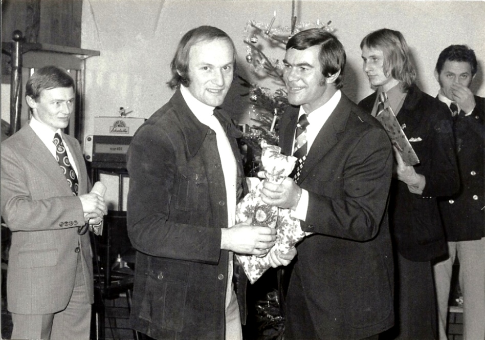 1975 Weihnachtsgeschenke - links der 2019 verstorbene Gerhard Skiba . Er  war von 1989 bis 2010 Bürgermeister der Stadt Braunau am Inn.