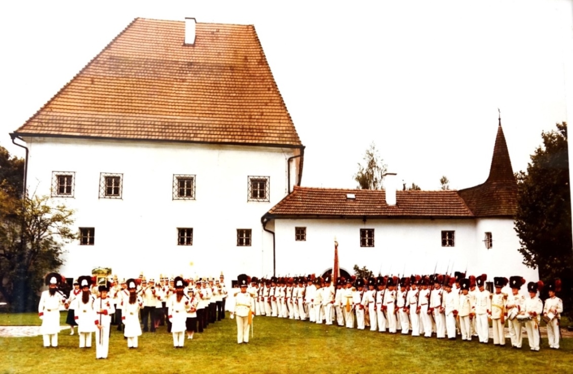 Grenadier-Kompanie vor dem Schloss Erb