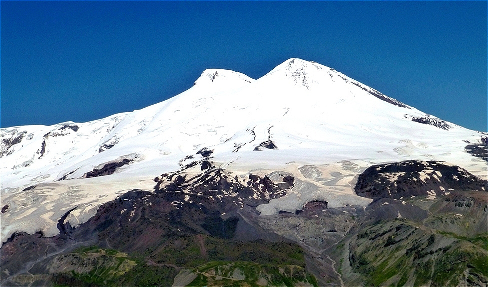 Sagenumwobener Mount Elbrus mit seinem Doppelgipfel. Er ist mit seinen 5.642 m der höchste Berg Europas