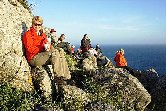 In den Felsen am Kap genießen wir die wärmenden Strahlen der Sonne