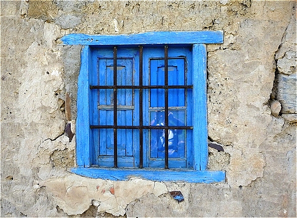 Altes Mauerwerk mit buntem Fenster