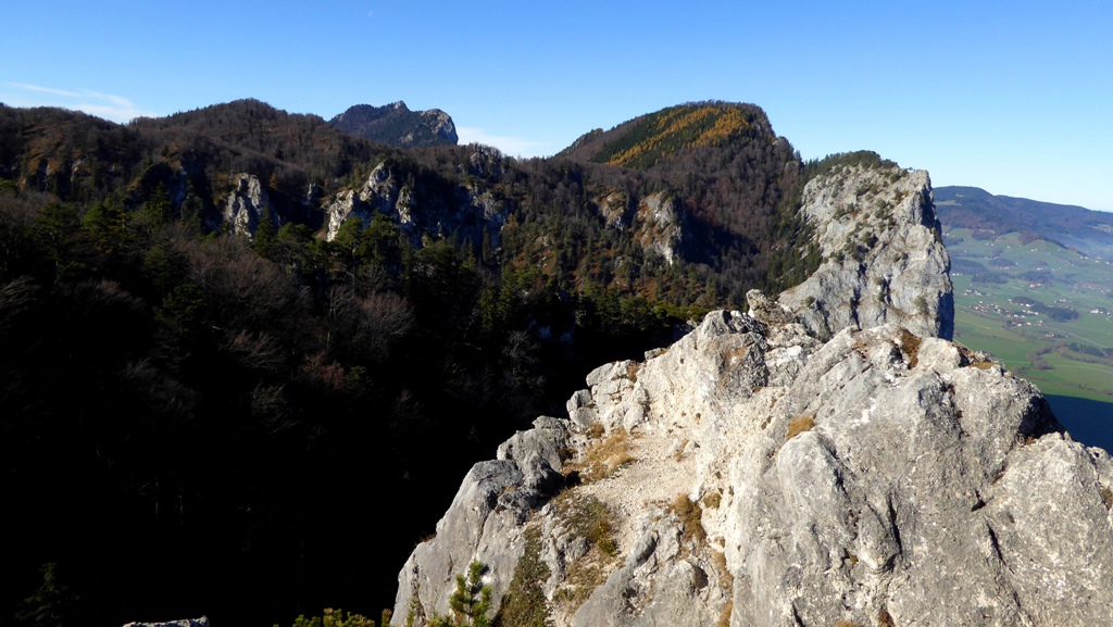 Vom kleinen Felsgipfel aus blickt man auf die Drachenwand und den Schober