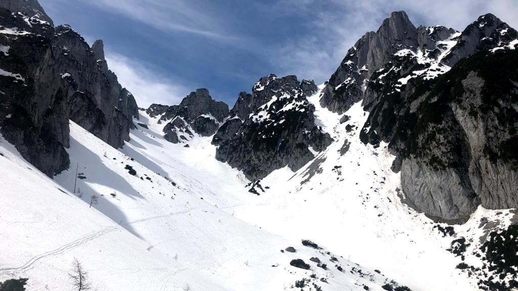 Links die große Weitkarscharte - 1.900 m