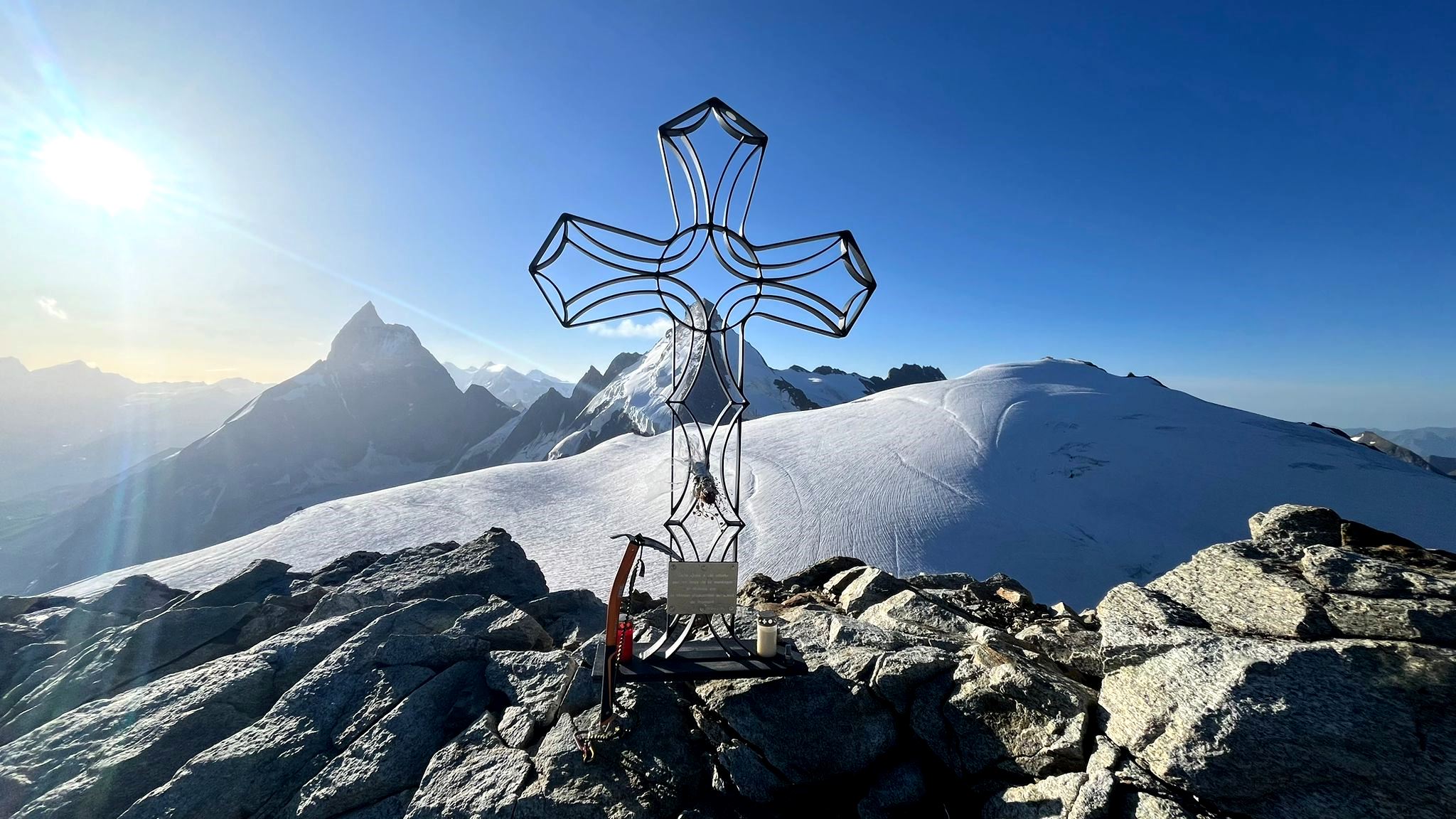 Gipfelkreuz am Tète Blanche ( 3.710 m ).
