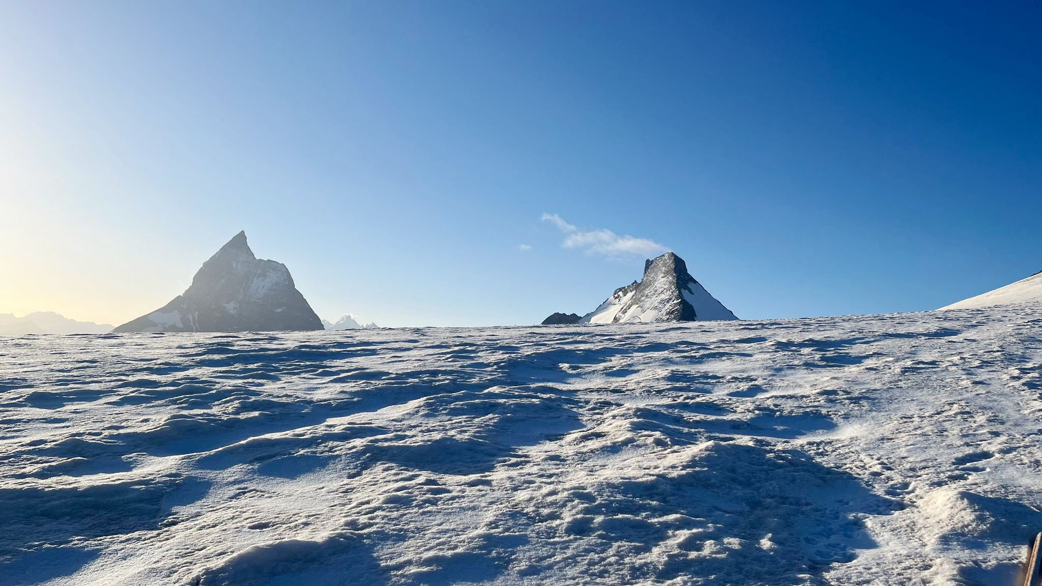Über dem Gletscher taucht das Matterhorn auf !