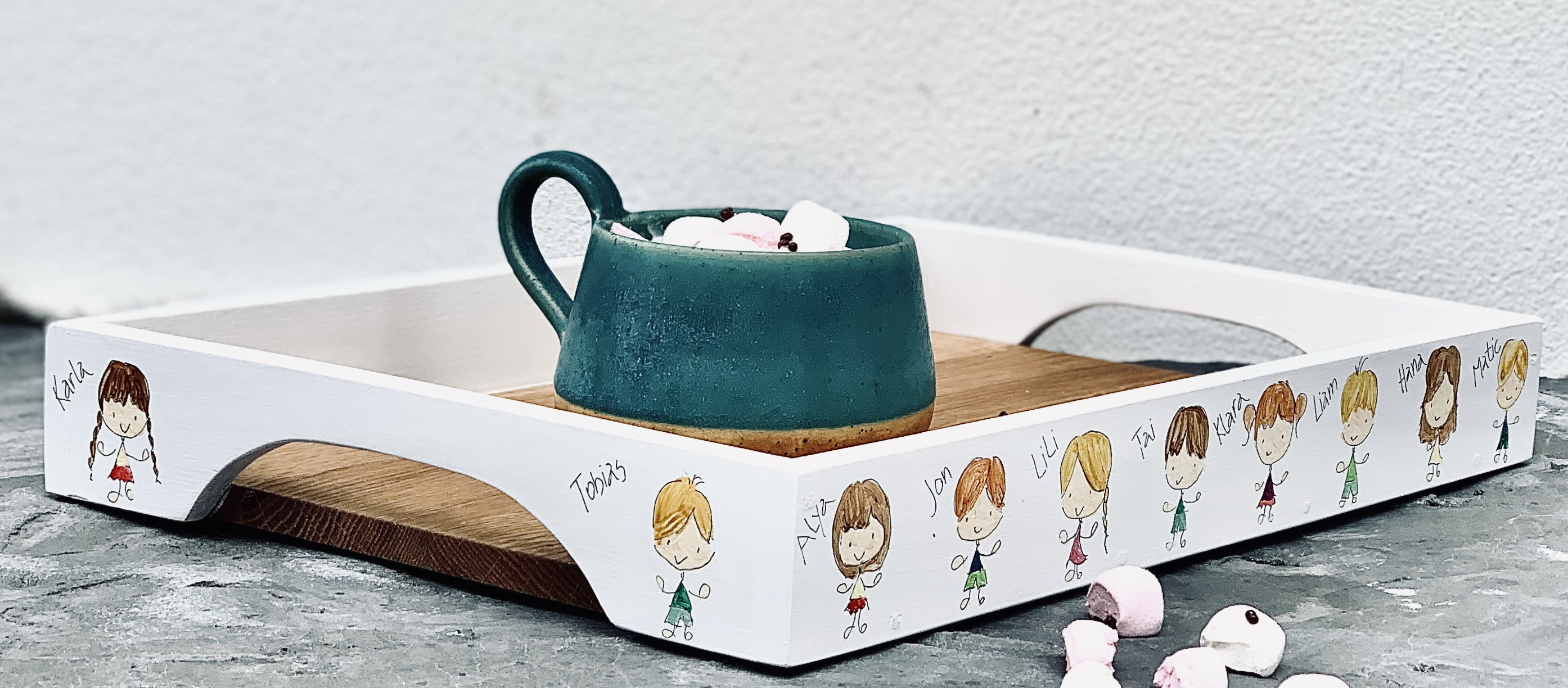 lesen pladenj s poslikavo, darilo za vzgojiteljico, ideja za darilo