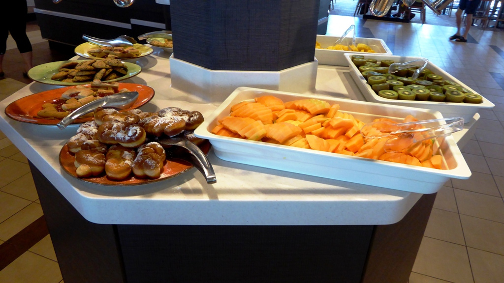 Mehlspeisen und Früchte