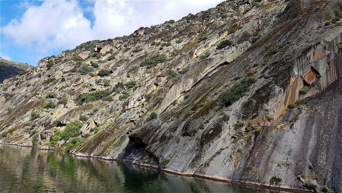 Vom Wasser glattgeschliffen