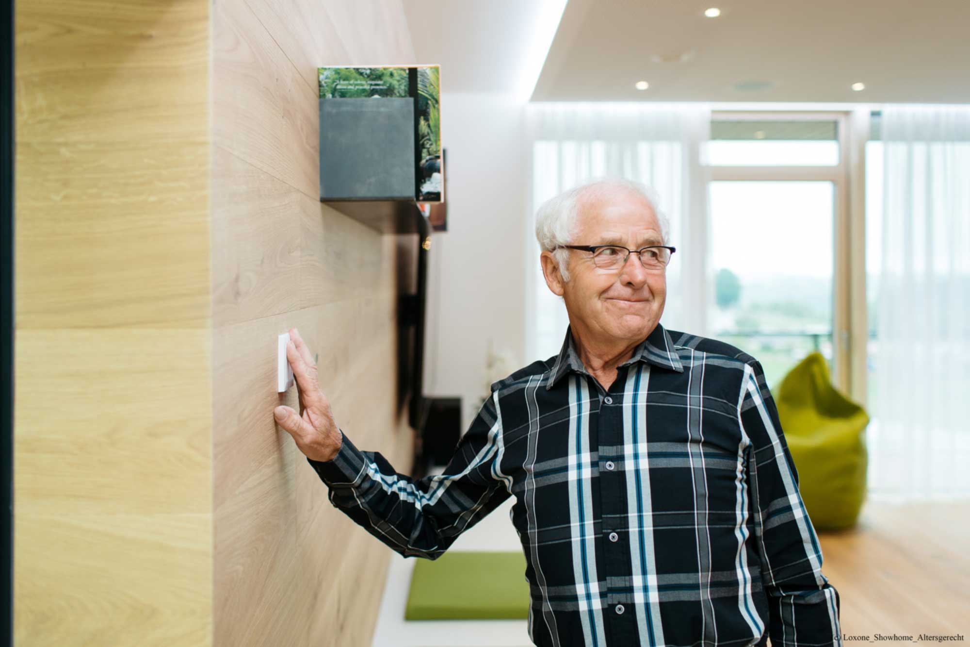 Senior bedient Touch Taster - Selbstbestimmtes Leben im Smart Home - Ambient Assisted Living
