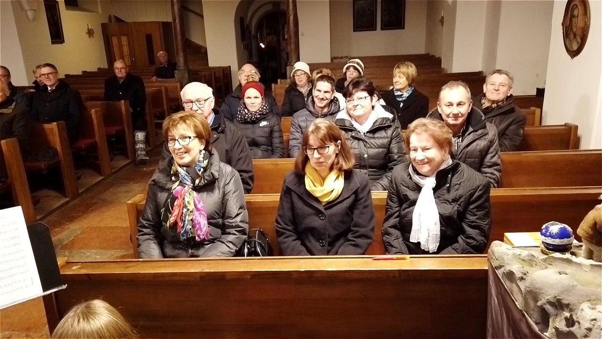 Alle lauschen der musikalischen Darbietung 