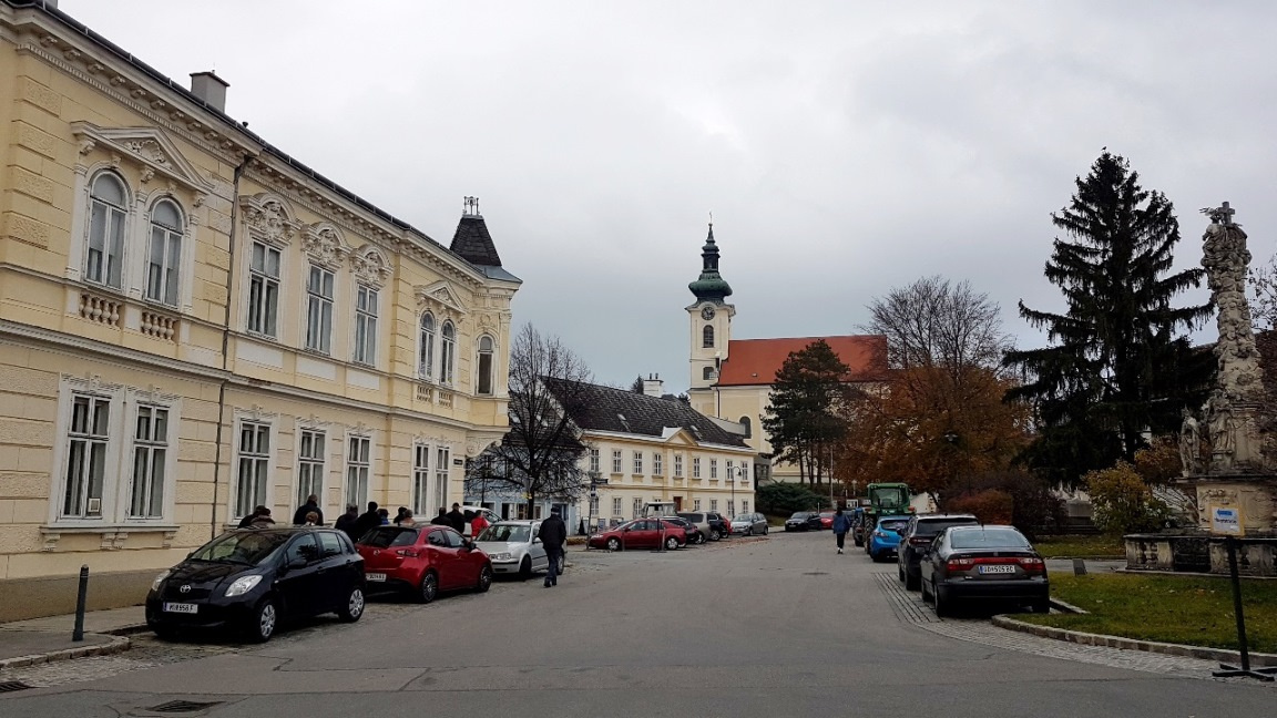 Spaziergang über den Hauptplatz zur Kirche