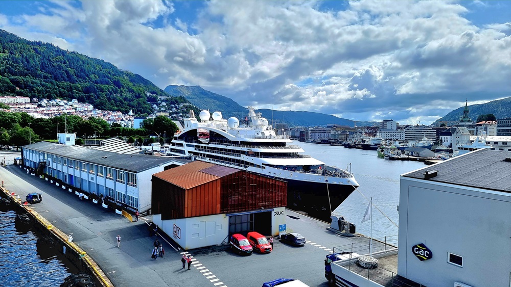 Uns gegenüber liegt die "Le Dumont-d'Urville" von Ponant