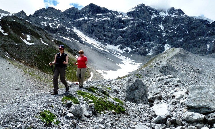 Abwärts auf dem Moränenrücken - der Ortler hüllt sich in Wolken