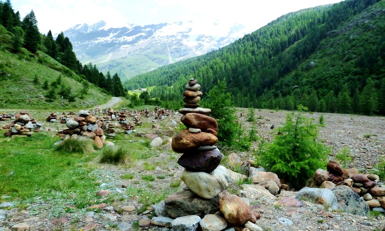 Steinmandlversammlung im Tal